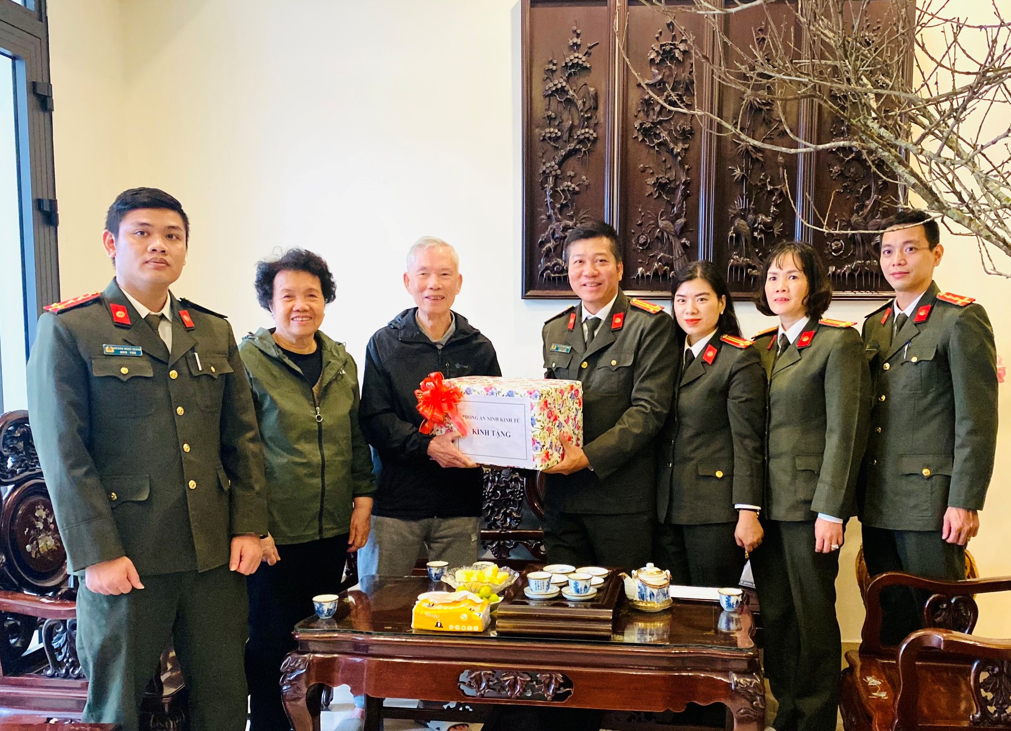 Phòng An ninh kinh tế: Thăm hỏi, động viên gia đình nguyên lãnh đạo, CBCS lực lượng An ninh kinh tế Nhân dịp Tết Nguyên đán Quý Mão 2023